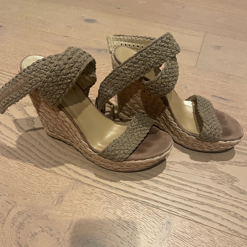 Stuart Weitzman (Jennifer Anniston) wedges